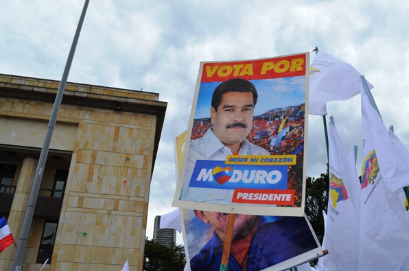 La pancarta de Maduro. Claro, si confinanció con las FARC la marchita (Foto Periodismo Sin Fronteras)