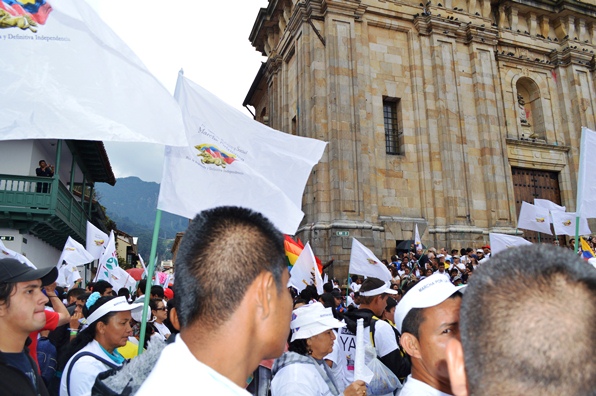 Drogadictos e indígenas, marchando juntos a cambio de tamal y marihuana (Foto Periodismo Sin Fronteras)