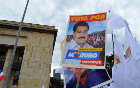 Pancartas de Nicolás Maduro y Chávez en la Marcha del 9 de abril