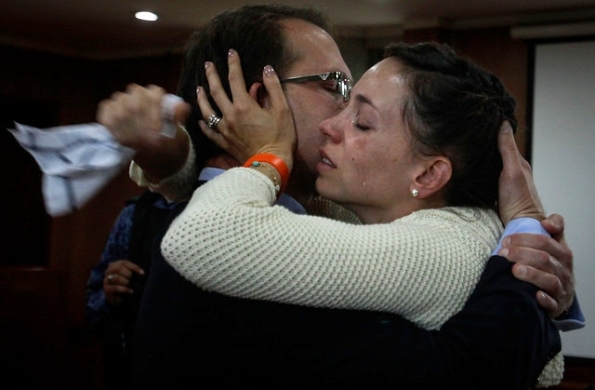 Andrés Felipe Arias y su esposa. Ellos y sus pequeños hijos son víctimas de este gobierno