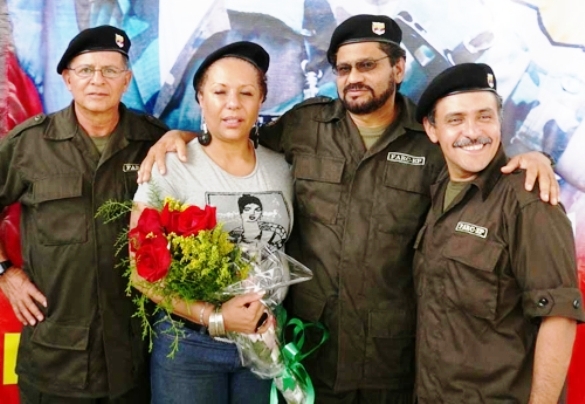 Y no podía faltar la "Teodora" por excelencia, junto a sus amados comandantes de las FARC
