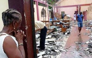 Masacre de Bojayá. Las FARC lanzaron cilindros-bomba a decenas de civiles que se refugiaron en una iglesia. Asesinaron ancianos, mujeres, niños