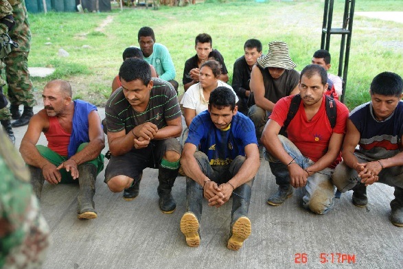 Aquí, los sencillos "campesinos" que fueron capturados con fusiles, granadas, explosivos, pistolas, etc.