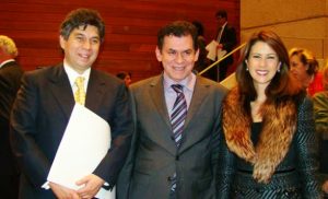 Daniel Coronell en medio de su esposa y del antiguo guerrillero y secuestrador León Valencia