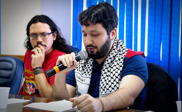 Un delegado de La Marcha Patriótica al evento de terroristas "Foro de Sao Paulo", junto a su par, un extremista islámico (Foto del Foro de Sao Paulo)