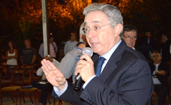 Alvaro Uribe, reunido con sus seguidores en Medellín