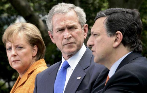 Angela Merkel, presidente de turno de la UE; George Bush, presidente de EEUU en ese entonces, y José Manuel Durao Barroso, presidente de la Comisión Europea