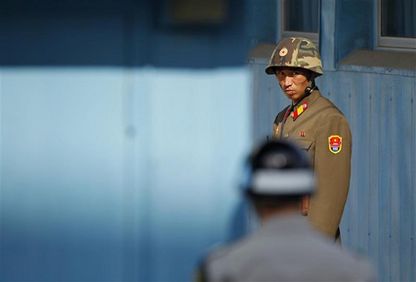 Soldado norcoreano mira como un soldado surcoreano presta guardia antes de la llegada de Juan Manuel Santos a Panmunjom, en la zona desmilitarizada que separa las dos Coreas, Paju y Seul (sep 14 de 2011)