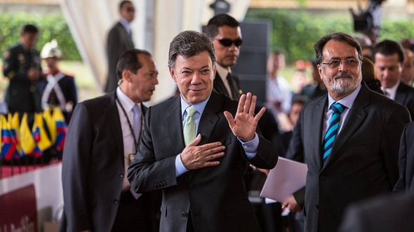 Juan Manuel Santos y Gonzalo Sánchez en la entrega oficial del dichoso informe