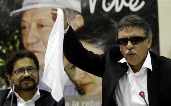 Iván Márquez y Jesús Santrich, burlándose de Colombia