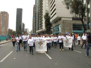 Centro de Memoria Histórica, dirigido por Gonzalo Sánchez, marchando el 9 de abril de 2013 a favor de diálogo con las FARC