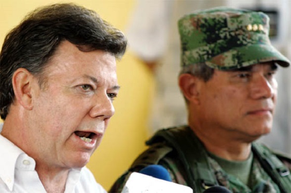 Juan Manuel Santos, en su época de ministro de Defensa, y el comandante de las Fuerzas Armadas, Fredy Padilla de León