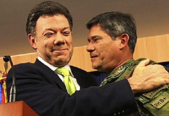 Juan Manuel Santos y el General Freddy Padilla de León. Humillaron criminalmente al ejército