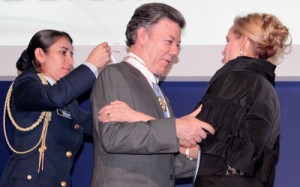 La contralora Sandra Morelli coloca la Medalla al Mérito por la Transparencia al presidente Juan Manuel Santos