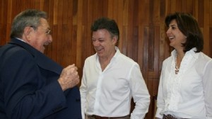uan Manuel Santos y Raúl Castro, uno de los tiranos que tiene sometido al pueblo cubano. Los acompaña la canciller Holguín