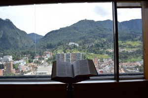 Desde algún lugar de esas montañas dispararon contra el edificio de la Procuraduría (Foto Periodismo Sin Fronteras)