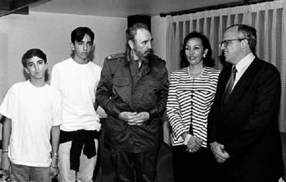 Fidel Castro con el narcopresidente colombiano (hoy Secretario General de Unasur) Ernesto Samper y su familia, en 1995