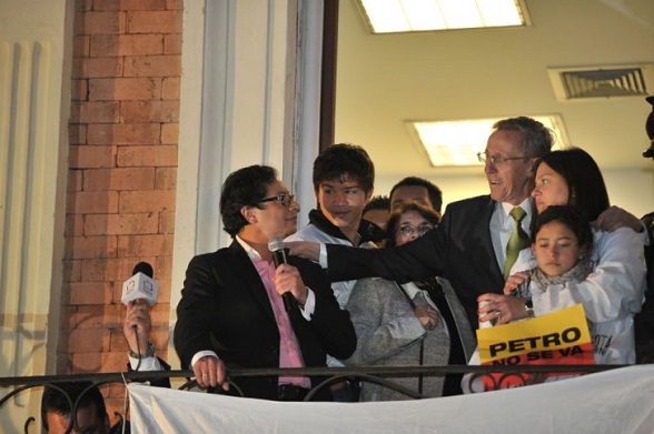 Gustavo Petro en medio de su discurso incendiario. Aquí con los candidatos Antonio Navarro y Aida Abello