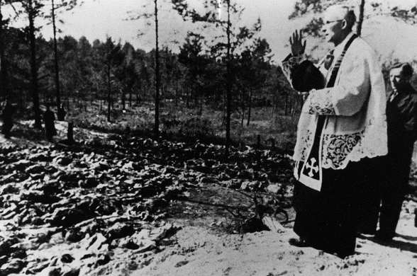 Fosa común en el bosque de Katyn, territorio perteneciente entonces a la Unión Soviética, se convierte en el escenario de la cruenta masacre decidida por Stalin: unos 22.000 miembros de la élite polaca, incluidos políticos, oficiales del ejército, e incluso artistas e intelectuales, son fusilados metódicamente, uno a uno, con un tiro en la nuca