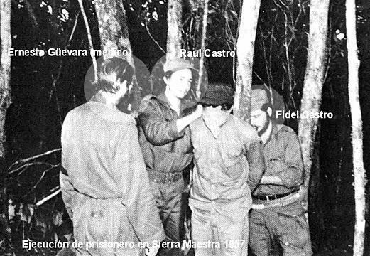 Fidel y Raúl Castro, junto a Ernesto "el Che" Guevara, preparando a un desafortunado para fusilarlo