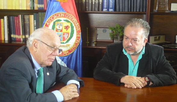 El General Jaime Ruíz Barrera, entrevistado por Ricardo Puentes (Foto Claudia Balbín)
