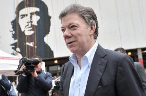 Juan Manuel Santos posa al lado de la imagen del Che Guevara