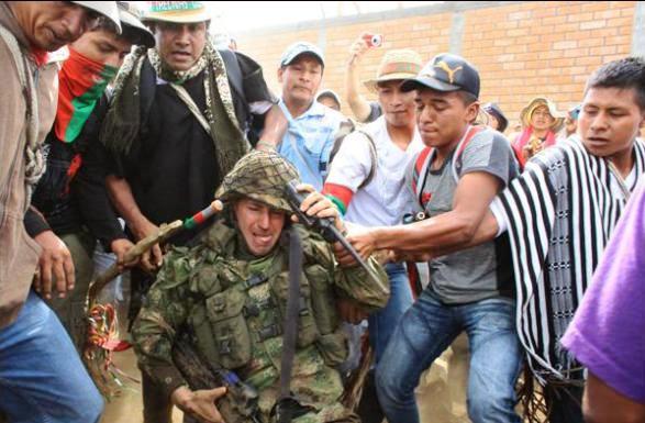 Nuestros soldados, atacados por indígenas pro farianos, con el aval de Juan Manuel Santos
