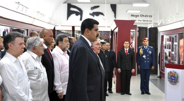 Raúl Castro y Nicolás Maduro rinden honores a la memoria de Hugo Chávez en compañía de Juan Manuel Santos y Pepe Mujica. Los ejecutores de la implantación del comunismo en América Latina