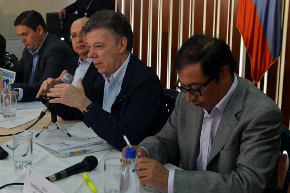Juan Manuel Santos en medio de Gustavo Petro y el Fiscal Montealegre, sus dos aliados