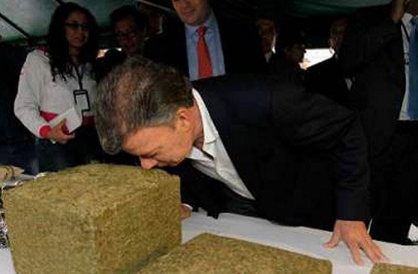 Juan Manuel Santos oliendo una paca de marihuana incautada