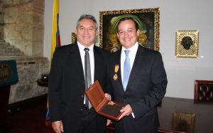 Julián Maarulanda, vergasllerista y acérrimo antiuribista secretario general de la UNP, condecorado por el Congreso sin saber por qué