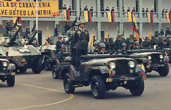 El Coronel Michel Plazas Vega comandando su Escuadrón blindado en la Escuela de Caballeria. 1987