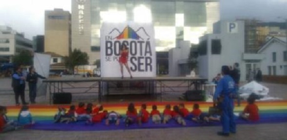 Un travesti hace show erótico ante un grupo de niños en la calle 97 con 15, en Bogotá