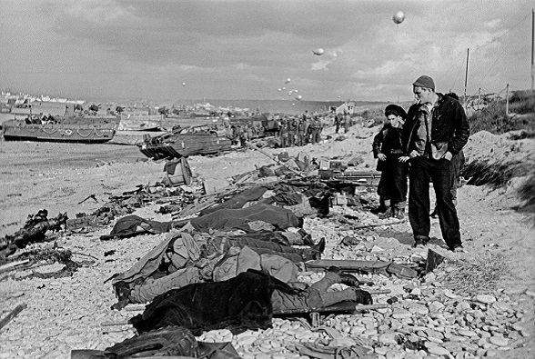 Pescadores franceses observan los cadáveres de soldados norteamericanos muertos en el desembarco de Normandía