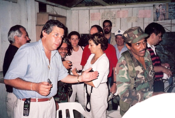 Dario Arismendi, Daniel Coronell, Mauricio Vargas y otros periodistas, de rumba con los terroristas de las FARC, en diálogos "de paz" anteriores