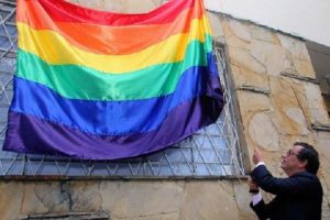 El marxismo cultural apoya la adopción gay, está contra la familia como institución