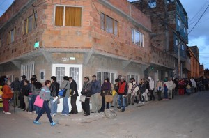 Filas interminables para que personas de escasos recursos puedan acceder a una cita médica en Bogotá (Foto Periodismo Sin Fronteras)