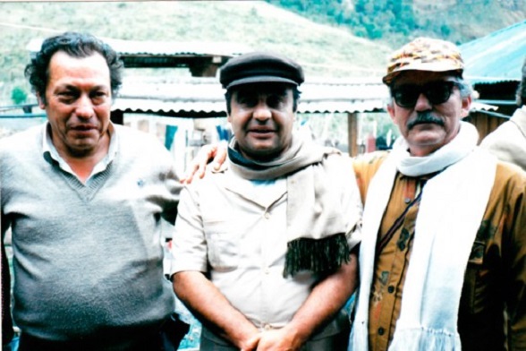 Jaime Pardo Leal, candidato presidencial de la UP (partido Político de las FARC), abrazado por los comandantes "Tirofijo" y "Jacobo Arenas"