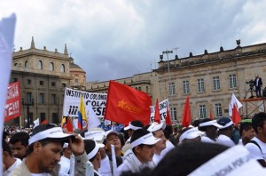 Banderas de Juco, Partido Comunista, Polo Democrático, Marcha Patriótica, UP, M-19.. Todos juntos en la Marcha del 9 de abril de 2013 en apoyo a las FARC