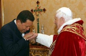Chávez besa el anillo al papa Benedicto XVI