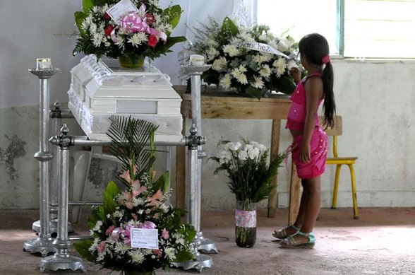 Féretro de la bebé Yurani, asesinada por el grupo terrorista de las FARC