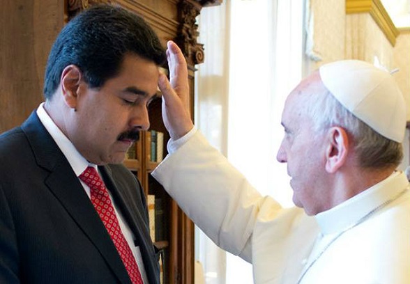 El papa Francisco bendice a Nicolás Maduro