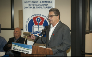 Pedro Corzo, presentando el evento