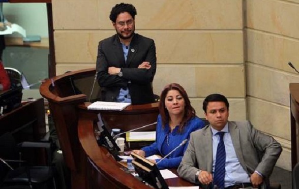 Iván Cepeda en el debate que realizó contra el expresidente Álvaro Uribe Vélez (Foto El Universal)