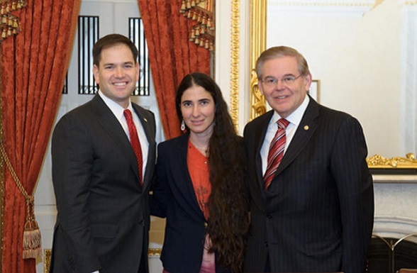 La bloguera cubana Yoani Sánchez en medio de Marco Rubio, senador Republicano, y Bob Menéndez, señador Demócrata