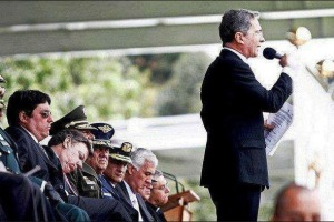 Juan Manuel Santos, siendo ministro de defensa solo recibió al coronel Mejía 10 meses después