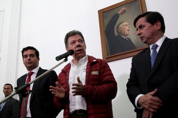 Juan Manuel Santos en medio de Simón Gaviria y Juan Fernando Cristo