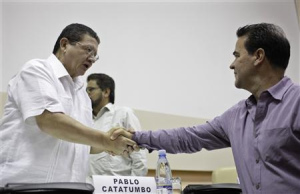 Frank Pearl estrecha la mano del terrorista Pablo Catatumbo