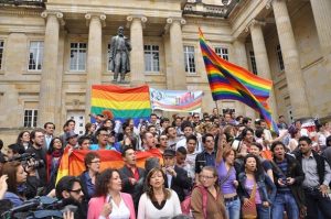 Manifestación de la comunidad homosexual pidiendo derecho al matrimonio y a la adopción en el Congreso de Colombia