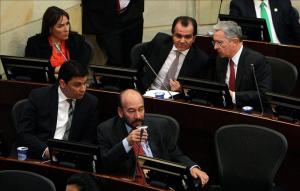 Santos y Timochenko quieren aislar a Álvaro Uribe y su bancada.